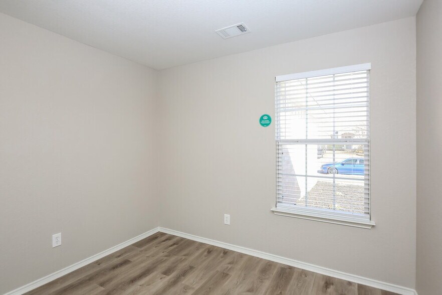 Building Photo - 8044 Brook Ridge Dr