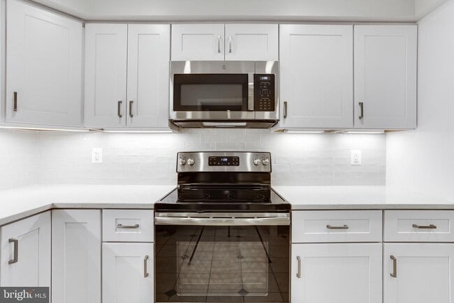 Building Photo - 2313 McGregor Ct