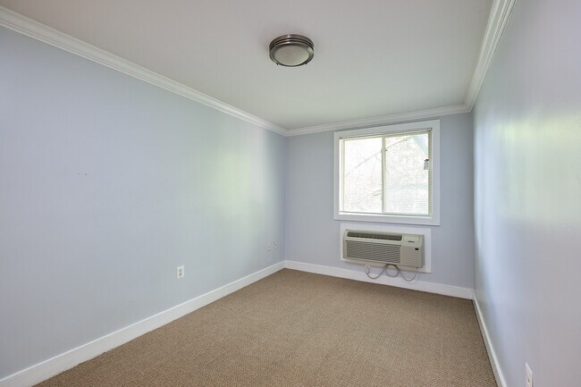 Building Photo - 2832 Hartford St SE