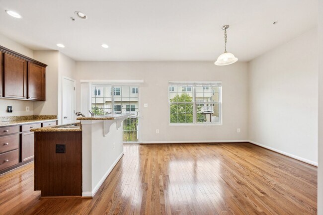 Building Photo - Stunning luxury townhome in the Fieldstone...