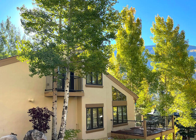 Townhome exterior and deck - 1881 Lions Ridge Loop