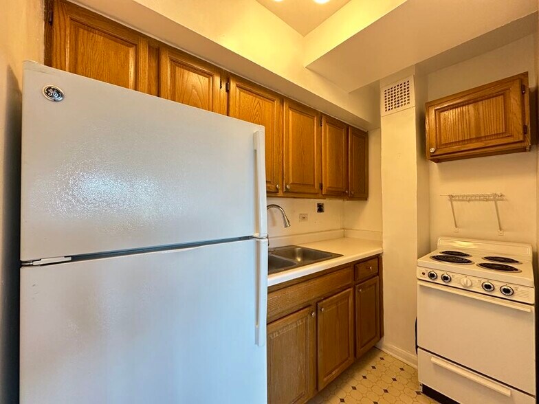 Building Photo - 4180 N Marine Dr