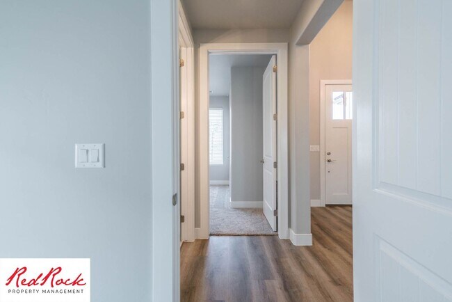 Building Photo - Beautiful 4-Bedroom 2.5 Bath with a 3 Car ...