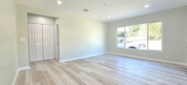 Building Photo - 5830 N Vista St