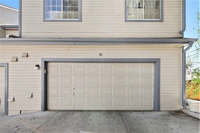 Building Photo - Updated 2 bed 2.5 bath End Unit Townhome in Lochmoor!