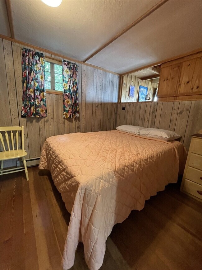 Building Photo - 10 Crescent Shore Dr