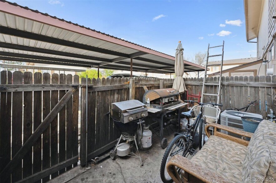 Building Photo - 2567 Rainbow Dr