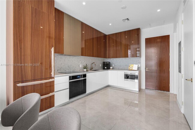 Building Photo - 2655 S Bayshore Dr