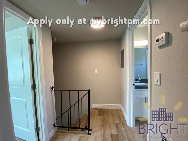 Building Photo - Recently Renovated 2 Bedroom 1 Bath, Two-Level Apartment-Great Midtown location!