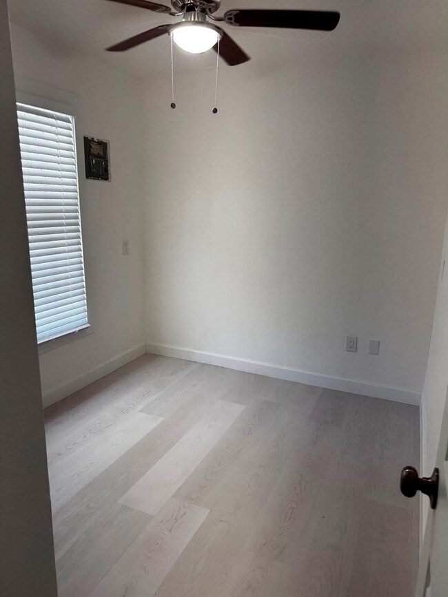 Building Photo - 626 37th St