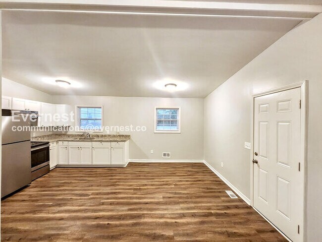 Building Photo - 3 Bed/2 Bath Home with Carport / Pet-Friendly / Available Now!