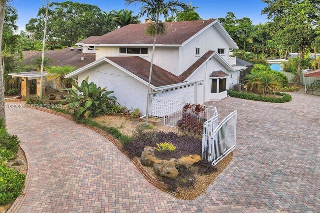 Building Photo - 2120 SW 28th Way