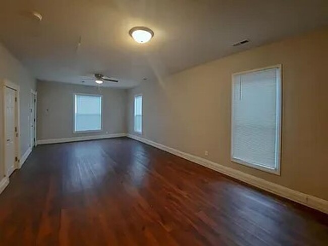 Building Photo - Updated 2 Bedroom | 1 Bathroom  868 Square...