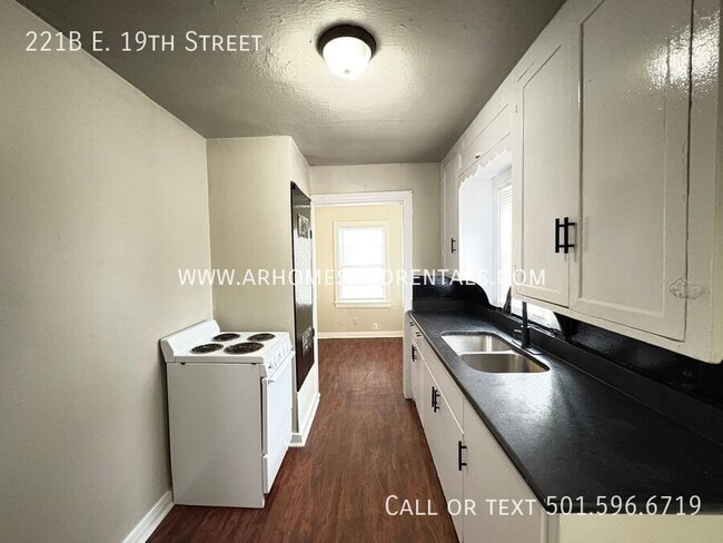 Building Photo - 221 E 19th St