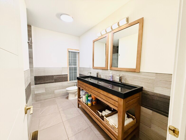 Bathroom - 2504 E York St