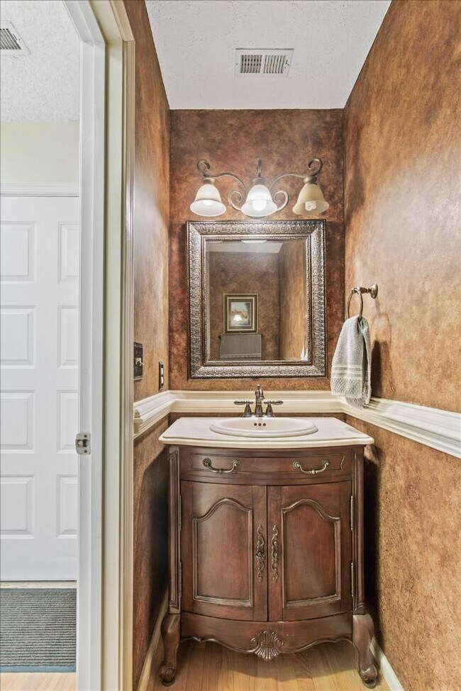 Building Photo - ATTRACTIVE AND BRIGHT LUXURY TOWNHOME IN W...