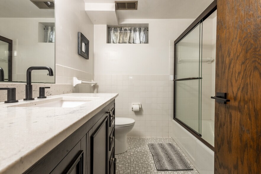 Building Photo - 6806 Sunset Strip NW