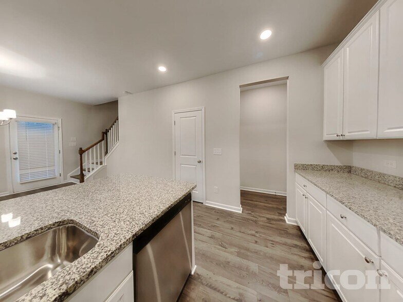 Building Photo - 305 Knowles Pl