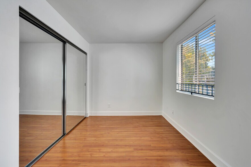 Building Photo - 10982 Roebling Ave