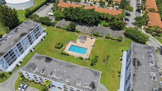 Building Photo - 7980 N French Dr