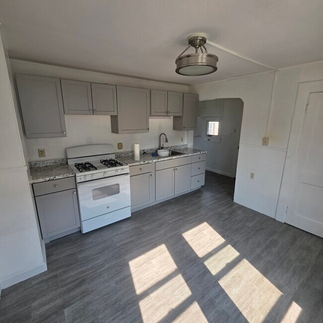 Building Photo - 24 Quartus St