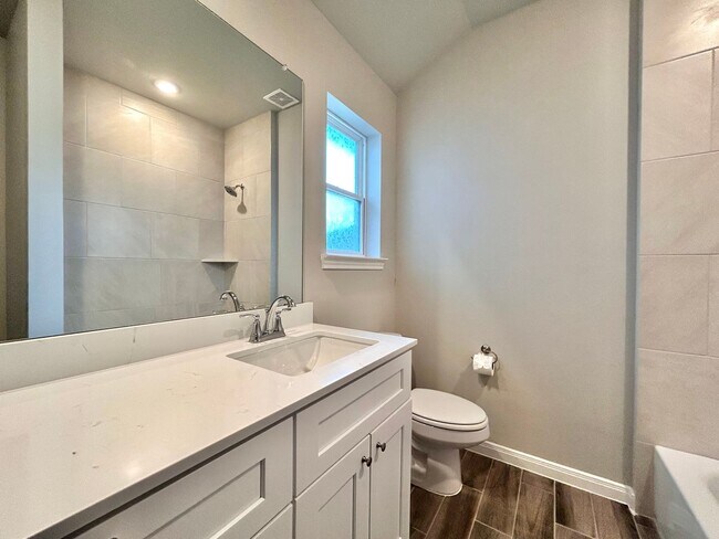 Building Photo - Charming 3-Bed, 2-Bath Home with Modern Up...