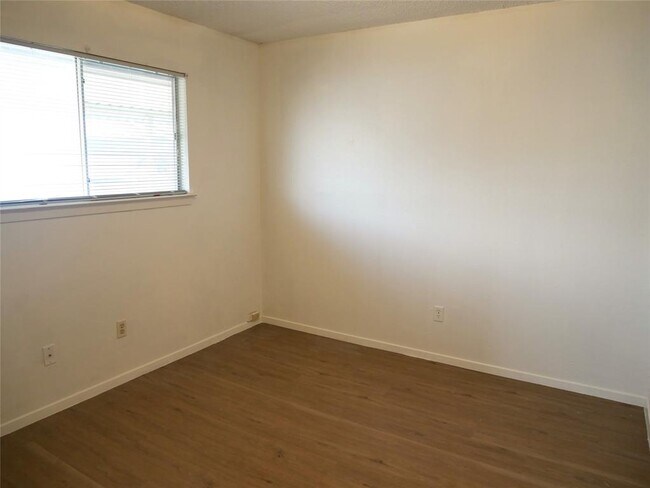 Building Photo - 2005 Old W Pl