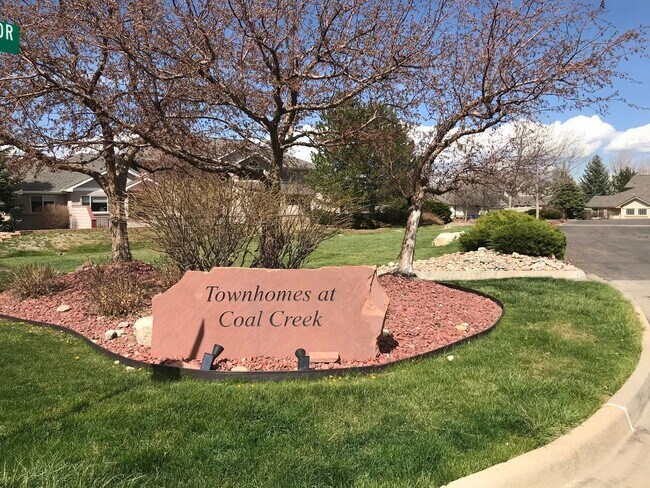 Building Photo - Beautiful 2 BED/3 BATH Louisville Townhome...
