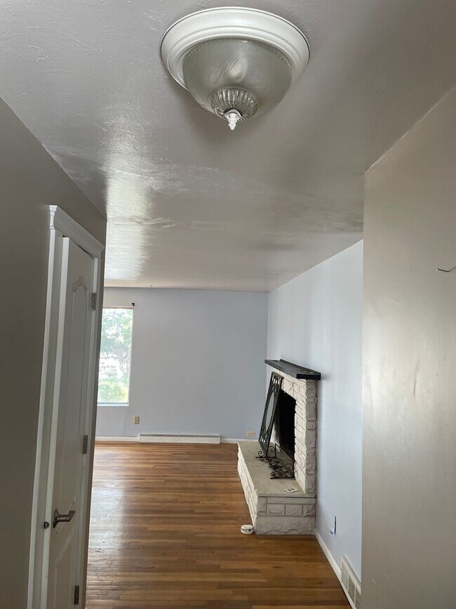 Building Photo - 565 S 19th Ave