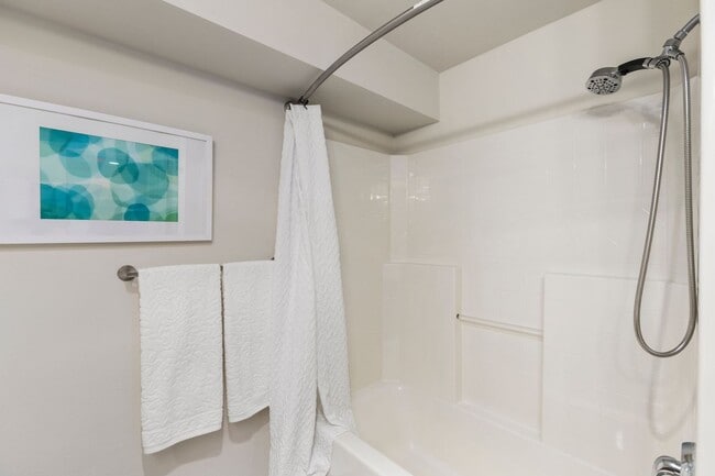 Building Photo - 2 Bedroom Condo in Overlook at Juanita Bay