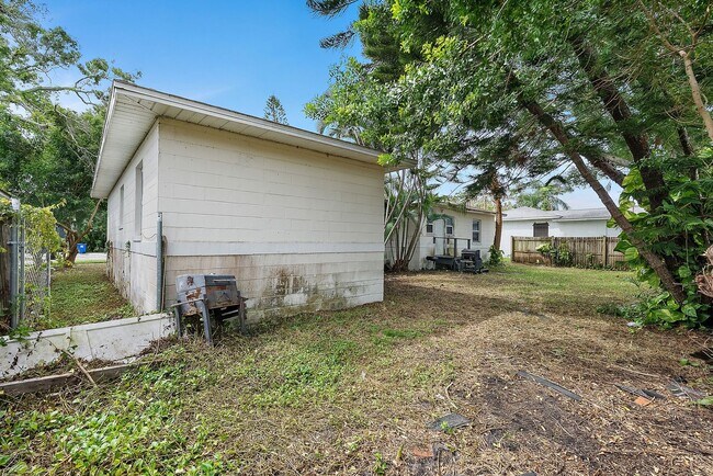Building Photo - 623 37th Ave S