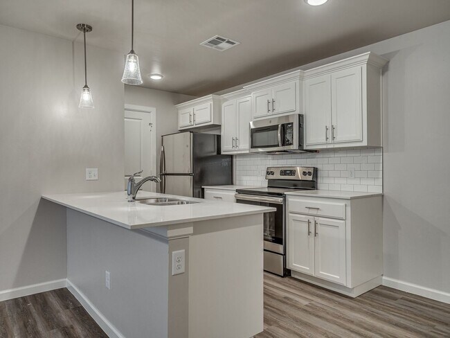 Building Photo - Spacious 4 Bedroom 2 Bath Duplex in Oakdale Schools - Lawn Care Included