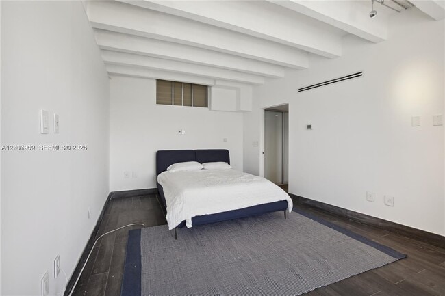 Building Photo - 5255 Collins Ave