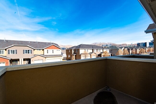 Building Photo - 3201 W Desert Lily Dr