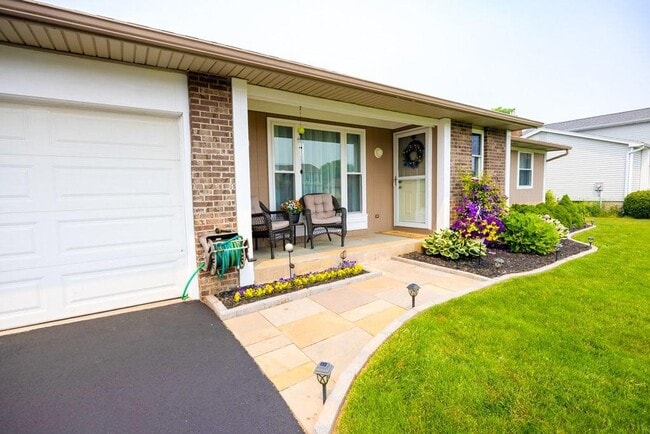 Building Photo - Amazing 3 Bedroom and 2 Full Bath Home For Rent in Greece Available April 1st.