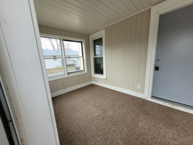 Building Photo - 2 Bedroom, 1 Bathroom home with front porch and fenced yard!