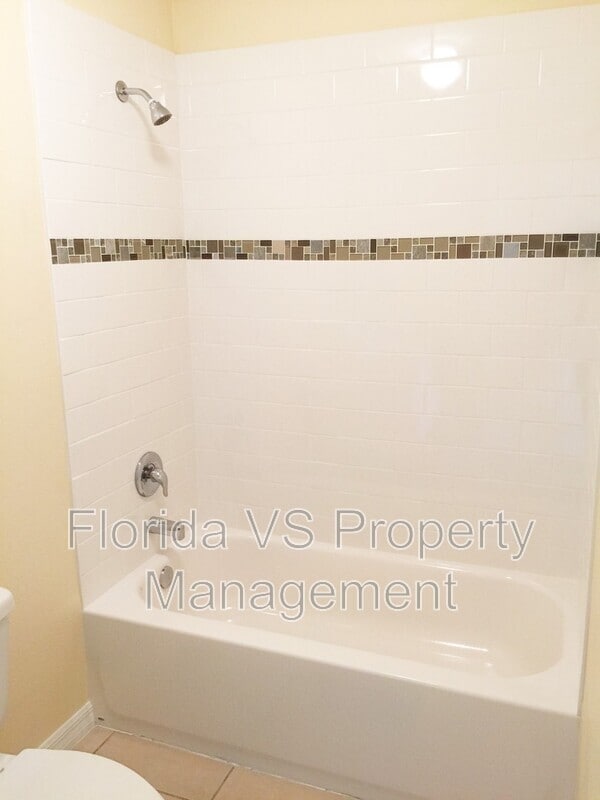 Building Photo - 330 Dundee Dr