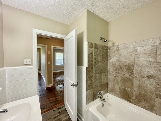 Building Photo - Updated 3 Bed, 1 Bath Nest in Fayetteville