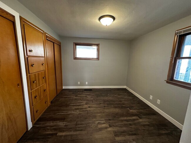 Building Photo - 1946 St Lawrence Ave