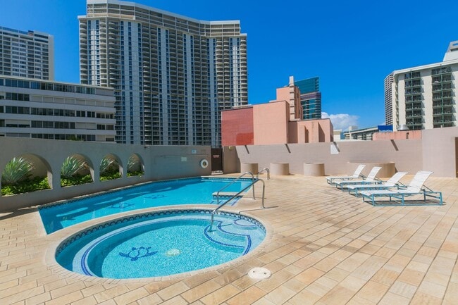 Building Photo - Canterbury Place - Fully renovated with hi...
