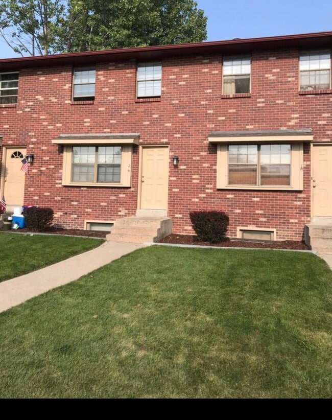 Building Photo - 1720 Cambridge Dr