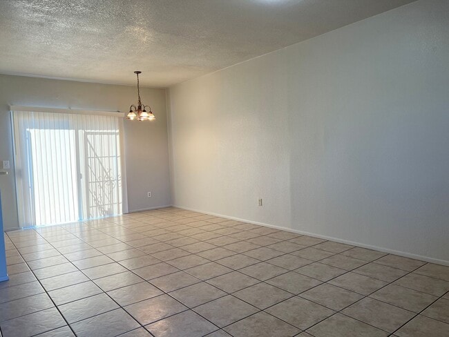 Building Photo - Chandler Townhouse 2 Bed & 1.5 Bath - 2 Story w/New Carpeting Full Size Washer/Dryer
