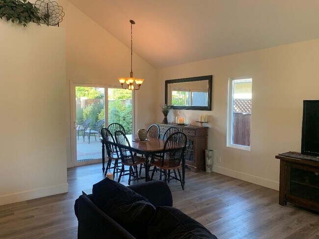 Building Photo - Wonderful East Ventura 4 Bedroom 2.5 Bath Home