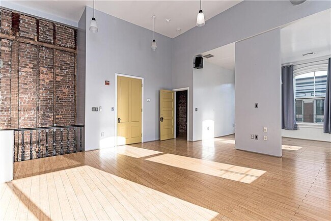 Building Photo - 114 Main St