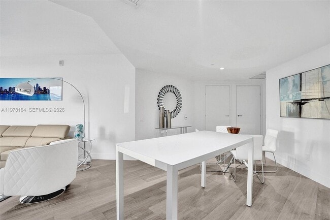 Building Photo - 1300 Brickell Bay Dr