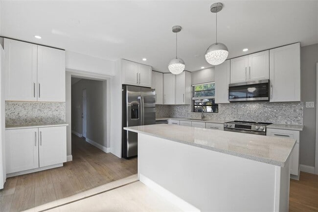 Building Photo - 405 Shore Dr E