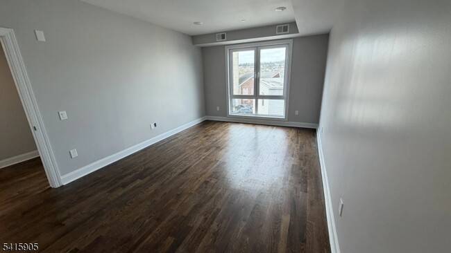 Building Photo - 587 River St