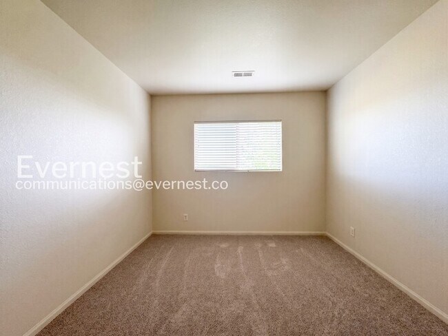 Building Photo - 3 Bed/2.5 Bath Home with Fenced Yard & Garage / Available Now!