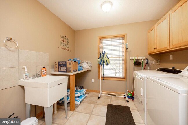 Building Photo - 1212 Acacia Dr