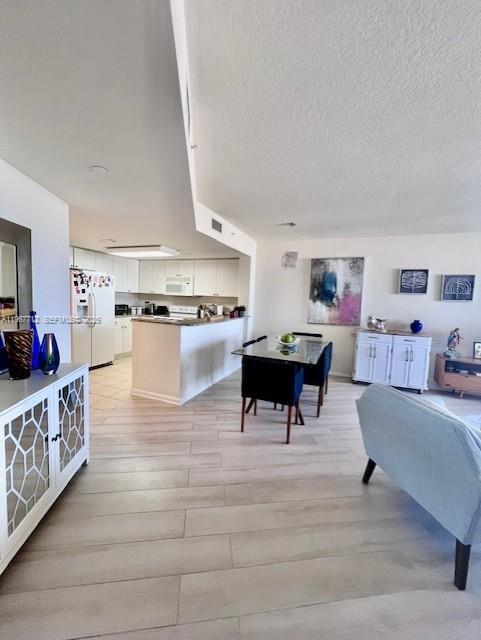 Building Photo - 19501 W Country Club Dr